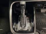「e:HEV」は、モーター走行を中心にしながら電気エネルギーやエンジン動力を最も効率よく使い分けることができる賢いハイブリッドシステムです。サイドブレーキはスイッチ操作の電子制御パーキングブレーキです