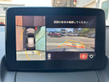 360度ビューカメラを搭載。4方の小型カメラの映像を処理し、車両真上からの映像に変換しています。