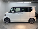 狭い駐車場でも、スライドドアならチャイルドシートへのお子さまの乗降や荷物の積載もスムーズ。とても便利な【両側電動スライドドア】ドアハンドを少し引くだけでリアドアが自動開閉します。