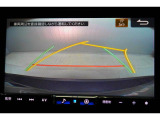 後方の視認性を高めるリアビューカメラを搭載。ガイドラインはステアリングの動きと連動しますのでよりスムーズな車庫入れが行えます。