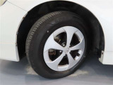 トヨタ純正アルミホイール。タイヤサイズは195/65R15です。