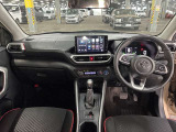 運転席の画像です。足元やシートまわりに余裕があり、リラックスした姿勢で運転が可能です。視界も良好で操作系へのアクセスもしやすく、快適で安心感のあるドライブをサポートします。