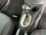 オートマチックドライブです。駐車ブレーキは手動式です