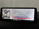 狭い場所での駐車やすれ違いなどでより的確な運転操作に役立つ360&deg;ビューモニターが装備されています。
