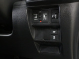 【両側電動スライド】スライドドアは両側電動スライドドアになっております。運転席からの開閉も出来、リモコンキーでも離れたところから開閉出来ますので大変便利な装備です。