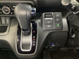 CVT車のセレクトレバーです。低速から高速まで、変速ショックのないスムーズな走りと、エンジン効率のよい領域を維持して燃費にも貢献します。サイドブレーキはスイッチ操作の電子制御パーキングブレーキです。