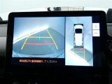 【全周囲モニター】車を上空から見下ろしたような映像をカーナビ画面に映し出し、車庫入れや縦列駐車をサポートしてくれます。