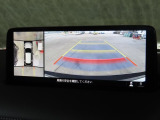 【360&deg;ビュー・モニター】前後左右4つのカメラ映像をさまざまな走行状況に応じて切り替えてセンターディスプレイに表示することで、駐車時や狭い道でのすれ違い時、見通しの悪い交差点進入時でも安心感を高めます。