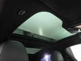 【電動パノラマルーフ】BMWのパノラマルーフは開閉が目的でなく、ルーフと一体感のある構造によって、より解放感を実現しているのが特徴です。