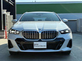 【BMWの伝統】BMWの特徴的な&ldquo;キドニーグリル&rdquo;は、80年以上続く伝統の形でございます。変わらないこだわりのデザインが、プレミアムブランド&ldquo;BMW&rdquo;を創り出します。