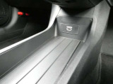 センターコンソールの下段に、HDMIポートを備えておりますので、様々な音楽ソースをお楽しみ頂けます♪
