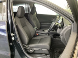 フロント広々、セパレートシートの運転席は、ハイトアジャスターが付いているので、快適にドライブができます。ハンドルはテレスコピック機能で、ハンドル位置を上・下・手前・奥に調節できます。