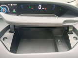 運転席前方に収納スペース USB充電ポート付き