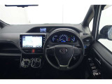 スポーティームード溢れる運転席周りですね。 クイックなドライビングに対応できるよな運転席回りになっています。 ドライブがますます楽しくなりますね!