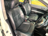 運転席まわりには十分なスペースがあり、大柄な方でもゆったり運転していただける環境です。