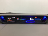 中央にデジタル表示のスピードメーターを配したハイブリット専用メーターになっています。左側のインフォメーション画面で燃費などの情報を確認できます。