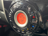 【オートエアコン】一度お好みの温度に設定すれば、車内の温度を検知し風量や温度を自動で調整。暑い&hellip;寒い&hellip;と何度もスイッチ操作をする必要はありません。快適な車内空間には必須の機能ですね♪