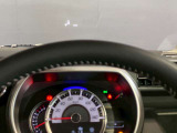 【アクティブ・ドライビング・ディスプレイ】フロントガラスにルートや車速などの情報を表示し、ドライバーの視線移動と、焦点調整の 時間をさらに短縮する事で、わき見のリスクを低減し ます。