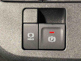 指先だけで簡単に操作が可能な電動パーキングブレーキを採用。「HOLD」スイッチを押すと、渋滞や信号待ちなどでブレーキペダルから足を離しても、ブレーキを保持するので安心です