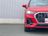 Audiでは2004年以降、この逆台形型のシングルフレームグリルを採用しています。他ブランドのフロントマスクデザインにも大きな影響を与えています。