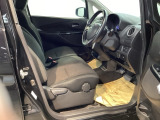 運転席は、大きな座面と包み込むような背もたれがドライバーの身体全体をしっかり支えます。上質なシート素材と座り心地のよいクッションを採用し、長時間の運転やコーナーの多い道も快適です。