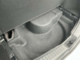 トランク下側にも少し荷物を収納することができます。
