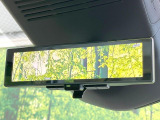 【インテリジェントルームミラー】後席の大きな荷物や同乗者で後方が確認しづらい時でも安心!カメラが撮影した車両後方の映像をルームミラー内に表示。クリアな視界で状況の確認が可能です!