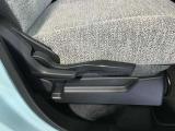 運転席は座面の上下調整ができ適切なドライビングポジションで運転できますよ♪