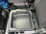 助手席シート下にはバッケットタイプの小物入れがあります。シューズや洗車道具など収納できます。
