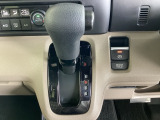シンプルでとても使いやすいインパネシフトに、パーキングブレーキは電子制御パーキングブレーキです。