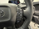 【ステアリングスイッチ】運転中に視線を前に向けたまま画面の操作できます。