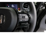 Hondaセンシングの機能のひとつ、アダプティブクルーズコントロール付!アクセルから足を離しても設定したスピードと前車との車間を保ち走行してくれます!車線維持もアシスト☆高速道路で疲労軽減ですね☆