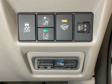 ハンドルの右側にはヘットライトリベライザーとHondaセンシング用のメインスイッチの他に、ETCがついています。ヘッドライトリベライザーは道路状況や積荷の加重に応じてライトの高さを調節できます。