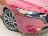 【LEDヘッドライト】悪天候や夜間走行時も良好な視界を確保し安心して運転できる高輝度LEDヘッドライトを装備!点灯速度が早く、消費電力も抑えられています。