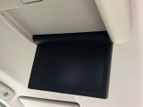 【フリップダウンモニター】大画面モニターで後席でもエンタメをお楽しみいただけます。小さなお子様にも大人気の装備です♪