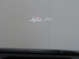 カラーヘッドアップディスプレイ付き。少ない視線移動で情報を確認できるので、運転の疲労軽減に繋がりますよ♪