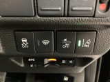 衝突の危険がある時に警告してくれる衝突軽減ブレーキ。車線を外れそうな時に警告し、ステアリング制御してくれる路外逸脱制御機能搭載!