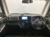 【前方視界】開放的な前方視界!運転がしやすく疲れにくいです♪窓が大きく、見通しがとっても良いおクルマですよ♪