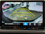 目安となるガイドライン付きのバックカメラを装備しているので、慣れない場所での車庫入れも安心です。