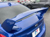 【大型リヤスポイラー】スポーツカーらしさがグッと引き立つ大型リヤスポイラーを装着♪高速走行時のスタビリティ(走行安定性)向上に役立ちます。