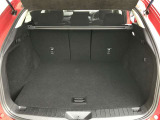 【広々トランクルーム】ラゲッジスペースは広く、段差がないことから荷物を下ろすのにも便利です。