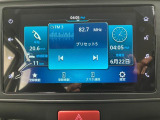 【ディスプレイオーディオ】ラジオの視聴やBluetooth接続による音楽鑑賞やハンズフリー通話、バックアイカメラ表示などの多彩な機能が利用できます。