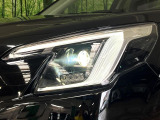 【LEDヘッドライト】悪天候や夜間走行時も良好な視界を確保し安心して運転できる高輝度LEDヘッドライトを装備!点灯速度が早く、消費電力も抑えられています。