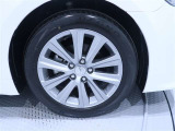 アルミホイールを装備、タイヤサイズは215/55R17です。