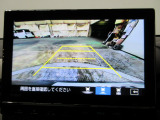 バックカメラの画像です。ガイドラインがスムースな車庫入れをサポートいたします。車庫入れの安心感がアップしますね。