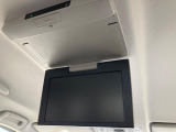 【フリップダウンモニター】大画面モニターで後席でもエンタメをお楽しみいただけます。小さなお子様にも大人気の装備です♪