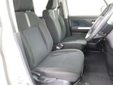 高いホールド性で運転姿勢が安定します。長距離ドライブでも疲れにくいのが魅力です。快適なドライビングライフをお送りください♪