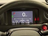 デジタル表示のスピードメーターとタコメーター、燃費やオドメーターなどの表示の他に、ホンダセンシング機能などの表示もできる多機能なマルチインフォメーション・ディスプレイです。