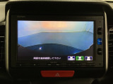 ギヤをR(バック)に入れるとナビの画面に後ろの映像が映るリアカメラ付です。後退時、コンディションが悪い視界でもカラーバックモニターがドライバーをサポートします。