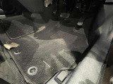 内装工程では、中古車を気持ちよくお乗りいただけるよう清掃しています。ニオイの元となるフロアカーペットまで洗浄・消臭済み?